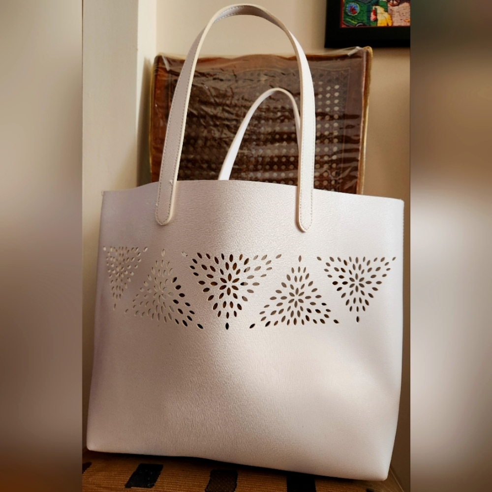 Chic Cream Tote Bag with Cut-Out Design
